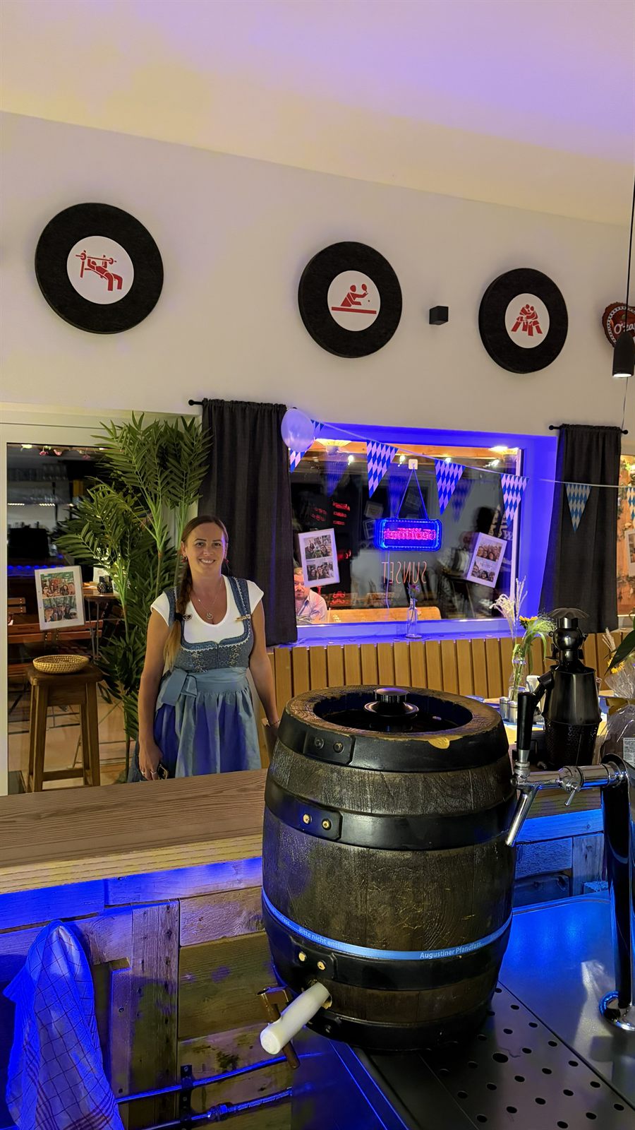 Unser Team am Eingang des Sunset Restaurant & Bar